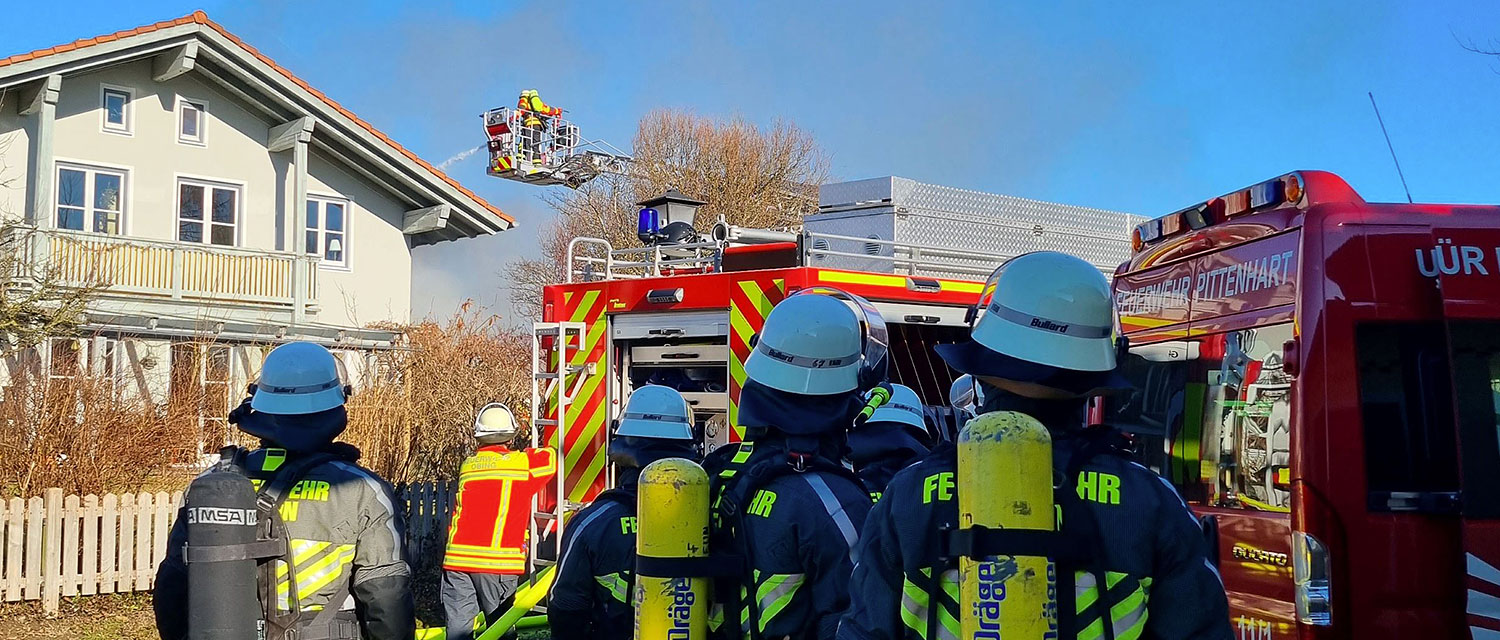 125 Einsatzkräfte vor Ort – Feuerwehr rettet das Wohnhaus – Rauchsäule weithin sichtbar