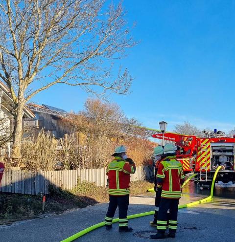 125 Einsatzkräfte vor Ort – Feuerwehr rettet das Wohnhaus – Rauchsäule weithin sichtbar