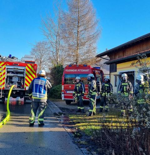 125 Einsatzkräfte vor Ort – Feuerwehr rettet das Wohnhaus – Rauchsäule weithin sichtbar