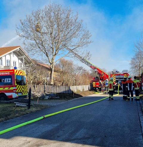 125 Einsatzkräfte vor Ort – Feuerwehr rettet das Wohnhaus – Rauchsäule weithin sichtbar