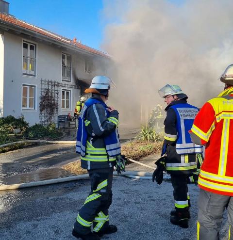 125 Einsatzkräfte vor Ort – Feuerwehr rettet das Wohnhaus – Rauchsäule weithin sichtbar