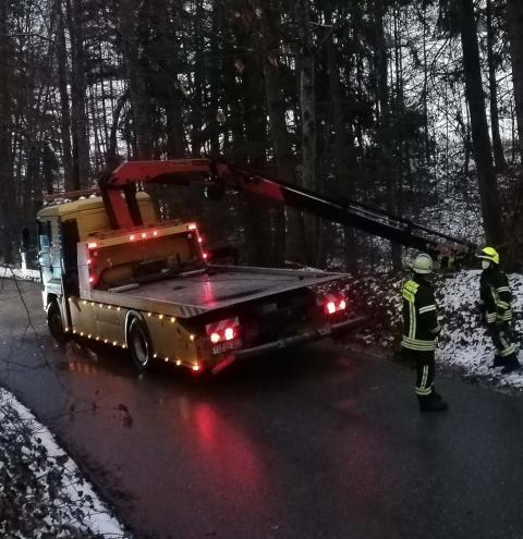 Feuerwehreinsatz am Hochberg – Fahrer mit Schutzengel nur leicht verletzt