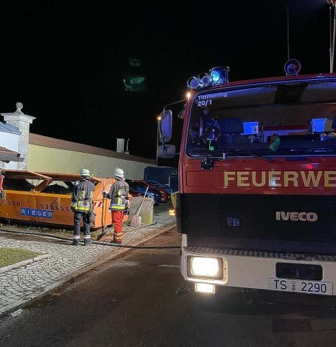 Feuerwehr löscht brennendes Grüngut