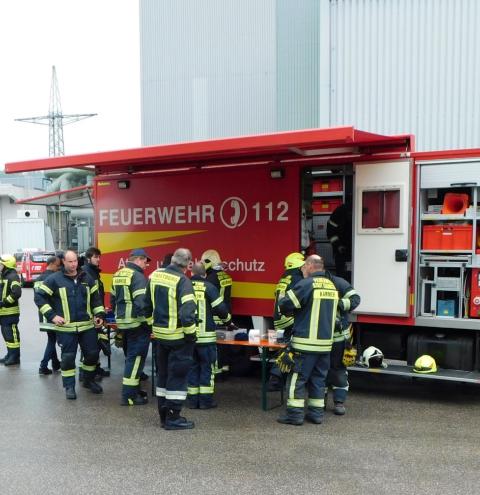 Übungsmöglichkeit für 25 Feuerwehrkräfte samt Fahrzeugen und Ausrüstung