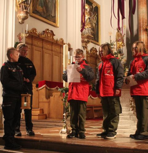 Drei Jugendliche der oberösterreichischen Feuerwehrjugend trugen das Friedenslichtgedicht vor 