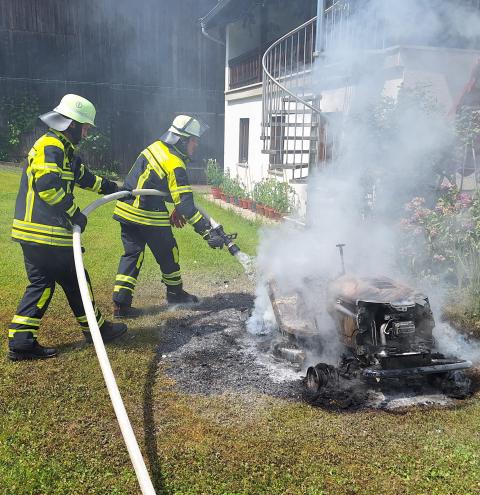 Ein Nachbar hatte den Brand mit Feuerlöschern schon unter Kontrolle gebracht; die Feuerwehr Nußdorf erledigte das vollständige Ablöschen.