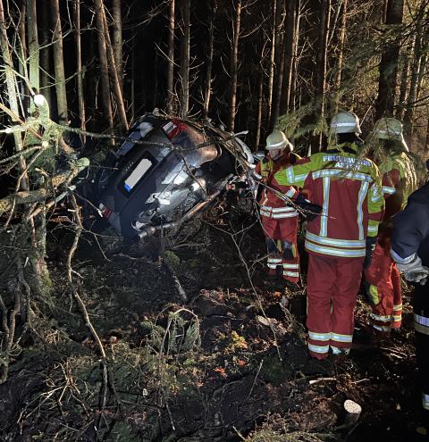 Einsatz für die Feuerwehr Asten: Die Feuerwehrleute entfernten Bäume und Sträucher, damit das Unfallfahrzeug geborgen werden konnte.