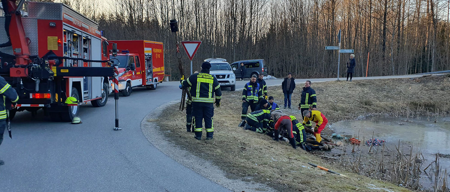 Feuerwehr hilft Pferd in Nöten