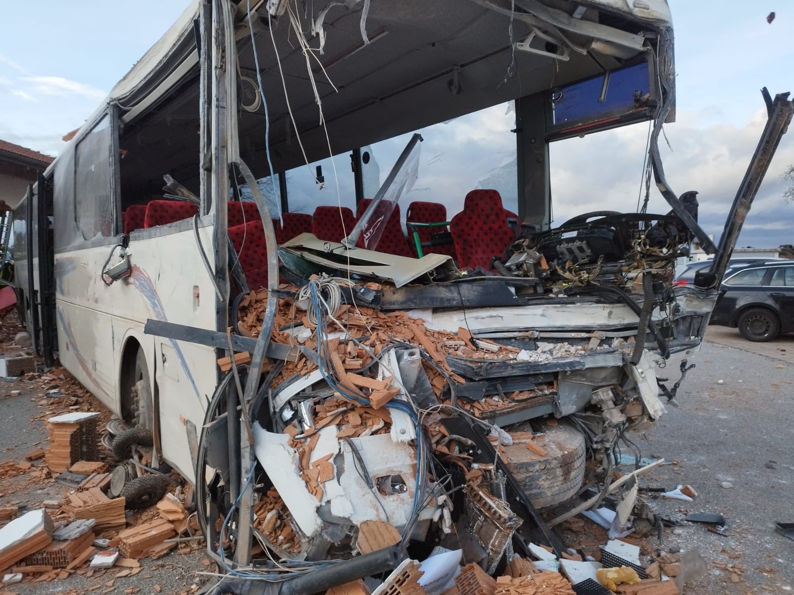 Der Linienbus wurde bei dem Aufprall auf das Feuerwehr-Gerätehaus völlig zerstört