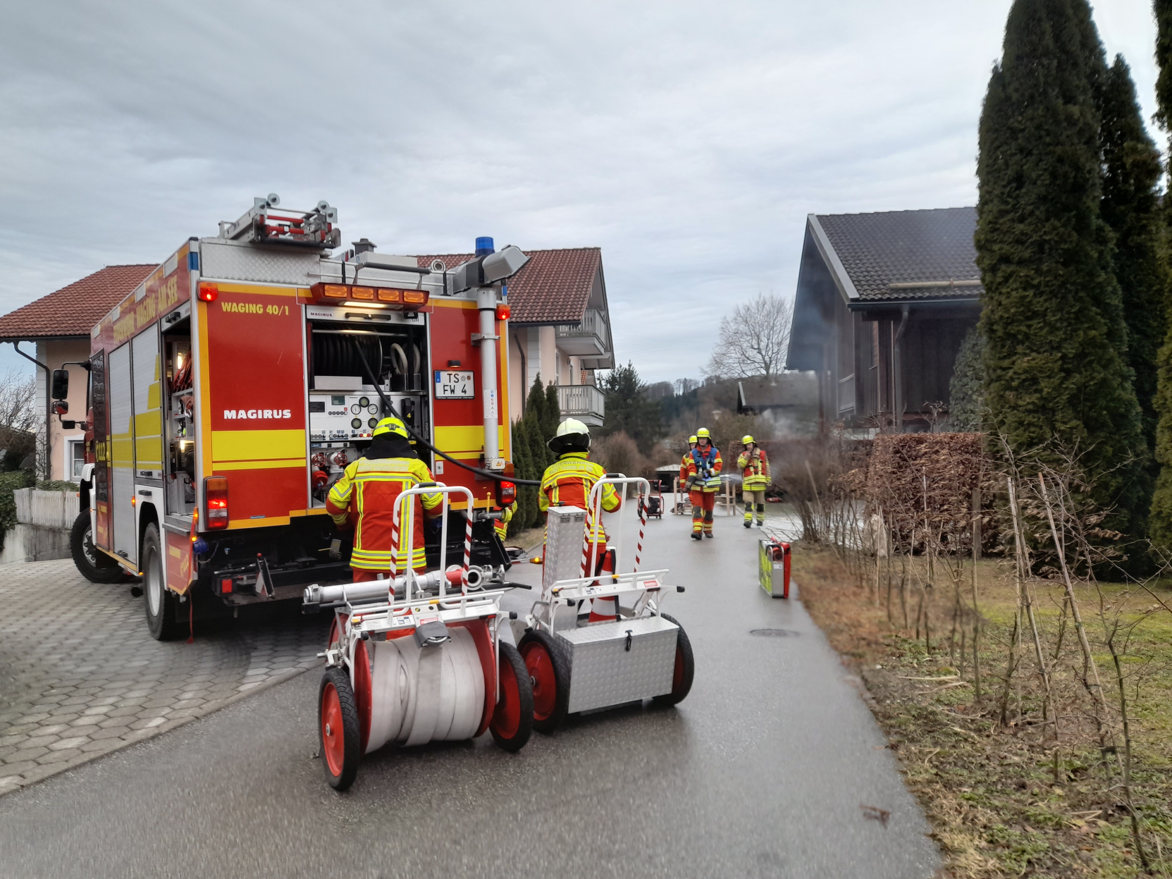 Glimpflicher Ausgang eines Garagenbrandes in Waging am Sonnblick. Ein Lagerregal und diverses Material war in Brand geraten und konnte schnell gelöscht werden.