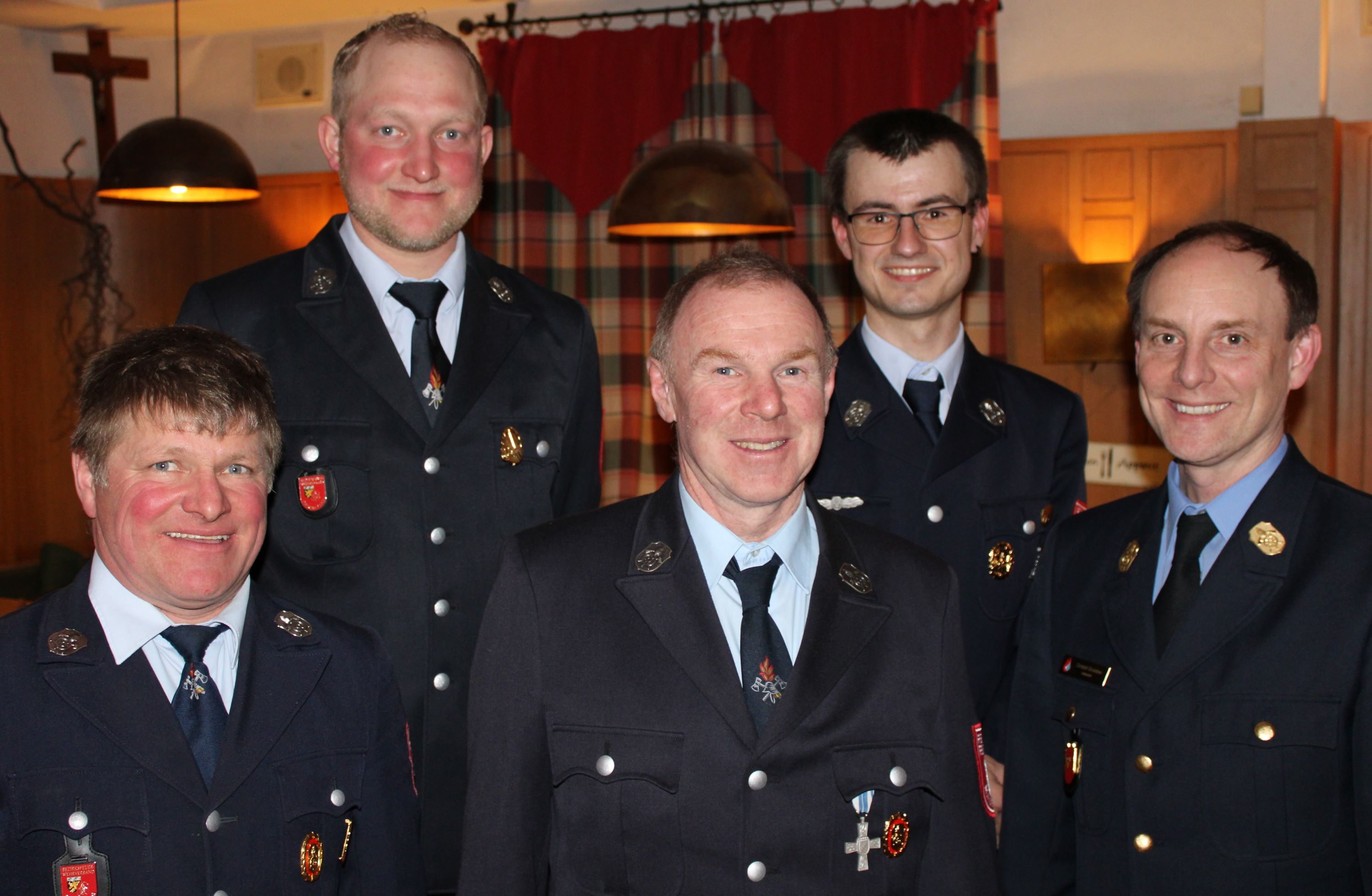 Alois Bernhard gilt aus Urgestein der Feuerwehr Maisenberg und wurde bei der Jahreshauptversammlung für sein 40-jähriges Wirken gewürdigt. In wenigen Wochen wird ihm dafür noch das „Bayerische Feuerwehrehrenzeichen in Gold“ überreicht. Auf dem Bild von links nach rechts Maisenbergs Kommandant Andreas Spiel, der stellvertretende Kommandant Markus Grundner, Alois Bernhard, Vorstand Bernhard Lex-Huber und Kreisbrandrat Christof Grundner.