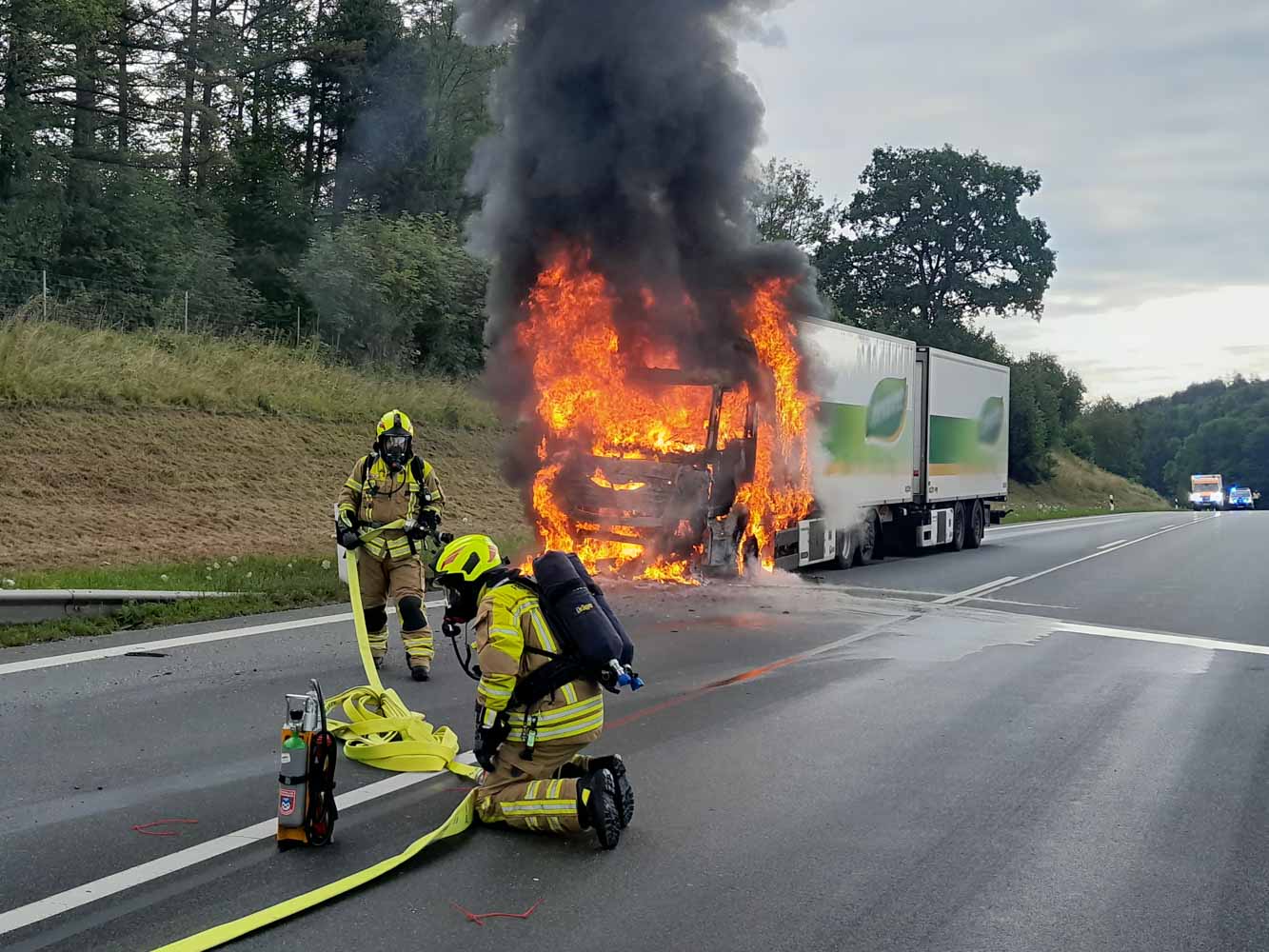 Der Brand eines Wohnmobils sowie eines Lkw hielten die Feuerwehren Bergen, Siegsdorf und Holzhausen am 17.7. bzw. 18.7. auf Trap. 