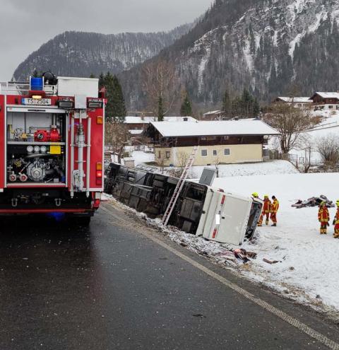 Vollbesetzter Reisebus verunglückt bei Inzell