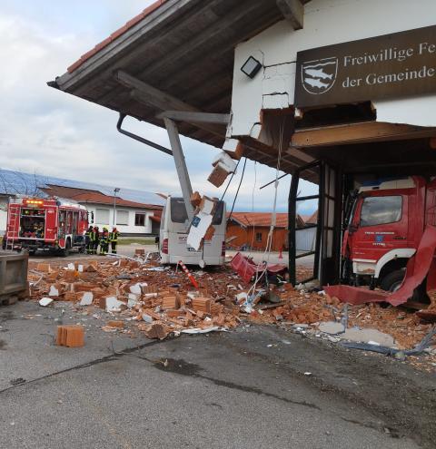 Der Linienbus krachte in die Fahrzeughalle der Feuerwehr Petting. Das Gebäude wurde dabei schwer beschädigt, ebenso ein Löschgruppenfahrzeug. und 