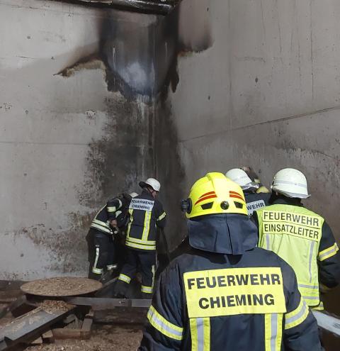 Das Spänelager wurde von der Feuerwehr, zusammen mit dem Landwirt komplett ausgeräumt, das Hackgut ins Freie gebracht.