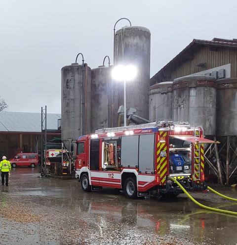 Rasch gelöscht wurde ein Schwelbrand im Spänebunker eines landwirtschaftlichen Anwesens in Chieming-Schützing.