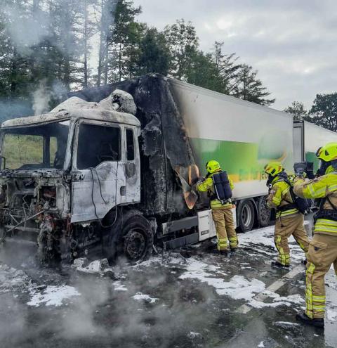 Die Wehren Siegsdorf und Bergen taten ihr Bestes um dem Feuer Herr zu werden, konnten aber nicht verhindern, dass die Zugmaschine ausbrannte.