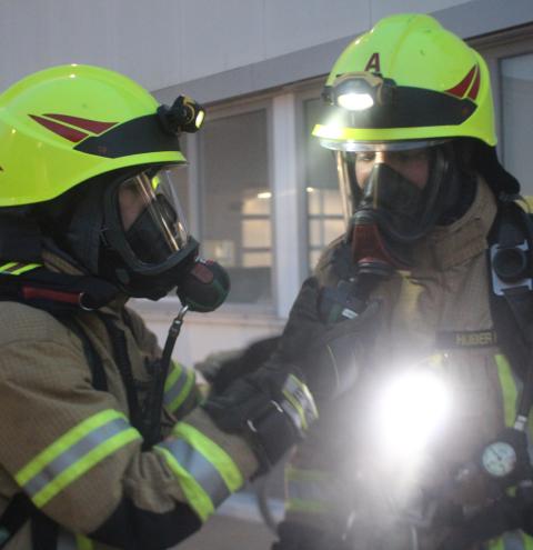 Feuerwehrler mit Atemschutzgeräten bereiten sich auf Einsatz vor                                                                                                                                                                                       