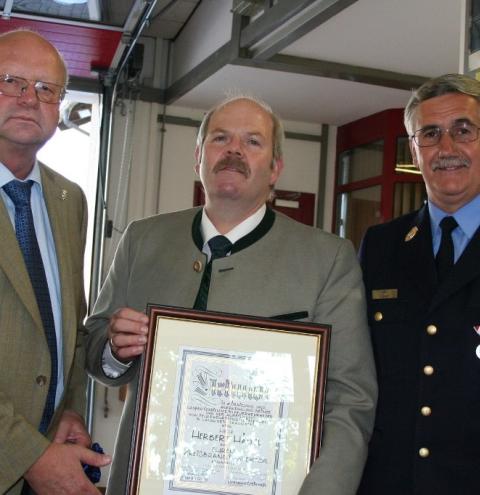 Landrat Hermann Steinmaßl ernennt Herbert Häusl zum Ehrenkreisbrandinspektor