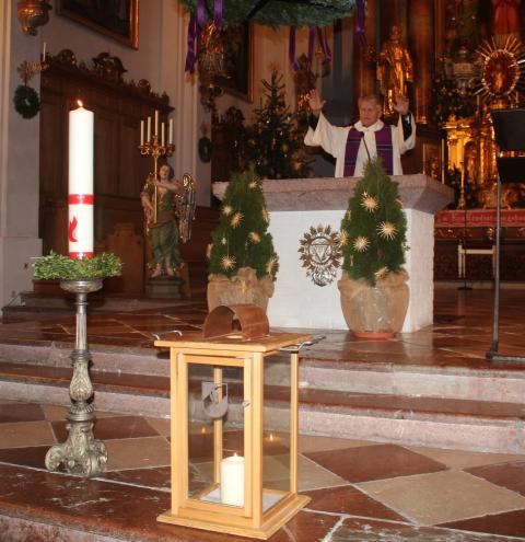 In der Tittmoninger Stiftskirche wird die Ankunft des Friedenslichts mit einer feierlichen Andacht begangen.