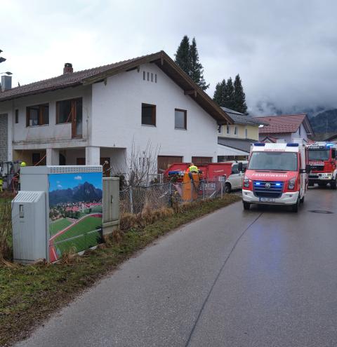 Bei Abbrucharbeiten eines Balkons kam es zu dem tragischen Unfall.